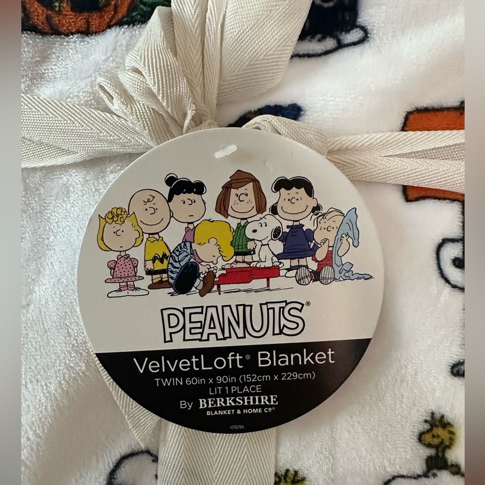 Peanuts Halloween Blanket NWOT